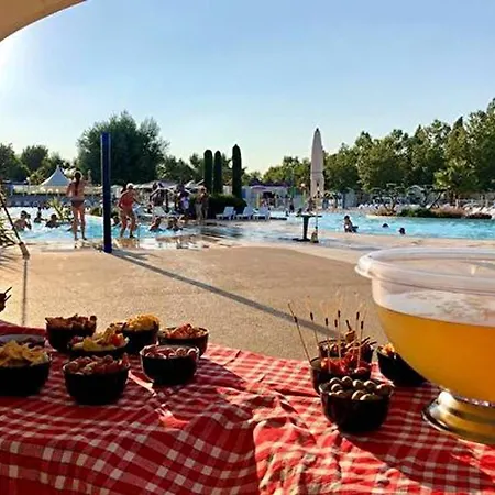 Confortable A Avec Piscine Partagee Vias