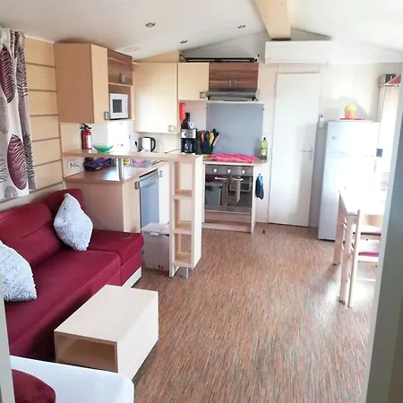Prázdninový dům Confortable A Avec Piscine Partagee