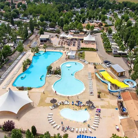 Confortable à Avec Piscine Partagée * Vias