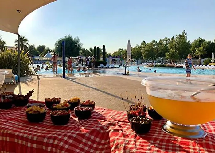 Confortable A Avec Piscine Partagee Vias